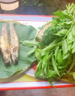 Cá lóc nướng trui cuốn rau rừng