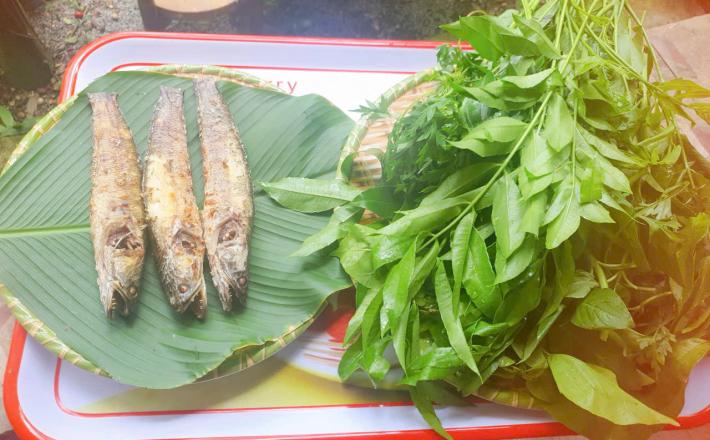Cá lóc nướng trui cuốn rau rừng